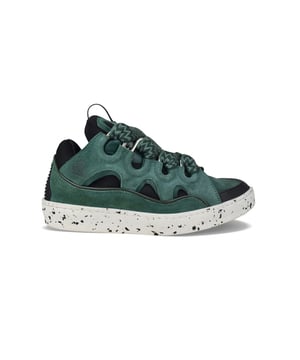 Sneakers Lanvin Curb de ante verde.Inserciones de malla azul marino.Puntera y contrafuerte de goma azul marino.Logotipo en relieve en el lateral.Lengüeta sobredimensionada con placa del logotipo.Cordones dobles de tejido verde con dibujo de espiga.Puntera redonda perforada.Suela blanca con puntos de goma.Made in Italy.