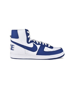 Comme Des Garçons Play x Nike Terminator hoge sneakers.In marineblauw en wit leer.Handtekening swoosh-logo aan de buitenkant. Nike X CDG-logo op de hiel.Perforatiedetail op de neus.Tong met logopatch.Vetersluiting.Rubberen buitenzool.