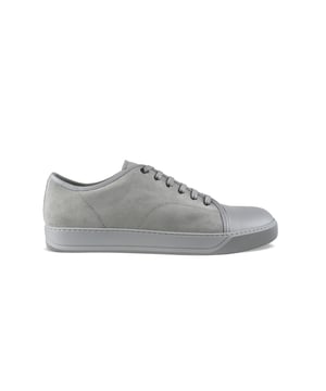 Lanvin DBB1 sneakers in grijs suède.Grijze leren randen.Afgeronde neus in grijs leer.Ton-sur-ton rubberen zool.Grijze vetersluiting.Gemaakt in Italië.