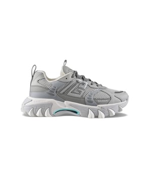 Sneakers Balmain B-East PB de piel gris y malla.Logotipo en el exterior de la zapatilla.Cierre de cordones gris.Logotipo Balmain plateado en la lengüeta.Lengüeta plateada en la parte trasera. Suela gruesa de goma blanca y gris.Detalles turquesa en la suela.Made in Italy.