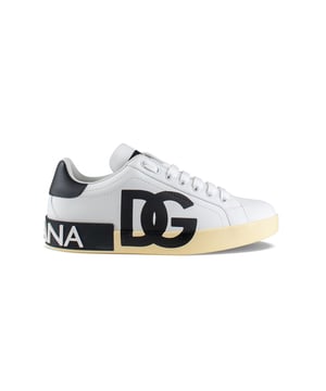 Dolce&Gabbana Portofino Low Sneakers aus weißem Leder.Schwarzer Logodruck auf der sichtbaren Seite.Fersenkappe aus schwarzem Leder.Flache weiße Schnürsenkel.Schwarzer Logo-Patch auf der Rückseite der Sohle.Schwarzer Logo-Patch auf der Zunge.Laufsohle mit vergilbtem Effekt aus Gummi.Made in Italy.