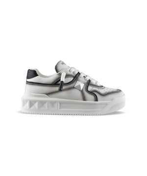 Sneakers Valentino Garavani One Stud XL de piel blanca.Pespuntes marrones efecto spray.Tachuelas blancas con acabado brillante.Cierre de cordones gruesos blancos.Contrafuerte de piel negra.Suela de goma con detalles de tachuelas.100% piel de becerro.Made in Italy.