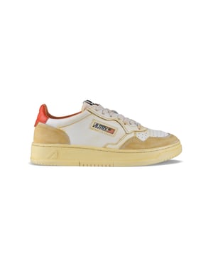 Niedrige Super Vintage Sneakers von Autry aus weißem und orangefarbenem Leder.Vergilbter Effekt.Logo-Patch an der Außenseite. Fersenkappe aus orangefarbenem Leder mit Logoprägung.Zunge mit Logo-Patch.Gummisohle mit Vintage-Effekt. Verschluss mit Schnürsenkeln. Perforierte runde Spitze.100% Leder.