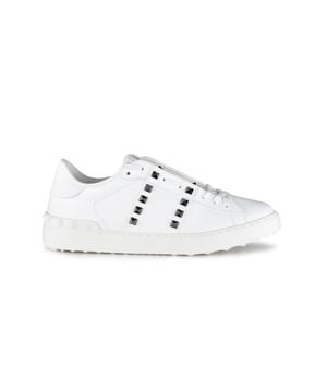 Valentino Rockstud 11 Untitled witte kalfsleren sneakers. Zilveren afwerking met studs. Rubberen zool met rubberen noppen aan de achterkant. Gemaakt in Italië.
