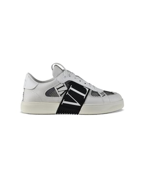 Sneakers Valentino VL7N en piel blanca.Siete cintas con logotipo VLTN en blanco y negro.Canesú de lona negra.Inserciones de ante gris.Contrafuerte de piel negra con logotipo Valentino.Lengüeta con logotipo Valentino.Cierre de cordones planos blancos.Suela de caucho.100% piel de becerro.Made in Italy.