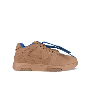 Sneakers bajas Out of Office Off-White en piel camel y poliéster.Detalles de ante con efecto pelo.Acabado cepillado.Logotipo  Off-White  en ante en la lengüeta.Interior de tela azul.Cierre de cordones tono sobre tono.Diseño de flecha emblemática.Etiqueta Zip Tie de piel azul.Suela de goma en contraste.Made in Italy.