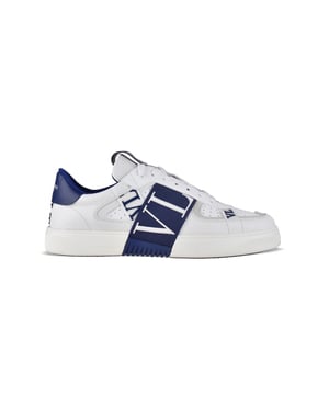 Valentino VL7N Sneakers aus weißem Leder.Sieben Bänder mit VLTN-Logo in Marineblau und Weiß.Einsätze aus grauem Wildleder.Fersenkappe aus marineblauem Leder mit Valentino-Logo.Zunge mit Valentino-Logo gekennzeichnet.Verschluss mit flachen weißen Schnürsenkeln.Sohle aus Gummi.100% Kalbsleder.Made in Italy.