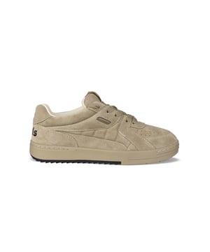 Sneakers bajas University en ante beige Palm Angels.Logotipo en relieve y palmera negra en el talón.Pala perforada en la parte delantera.Etiqueta del logotipo en la lengüeta.Cierre de cordones beige.Suela plana de goma beige.Made in Italy.