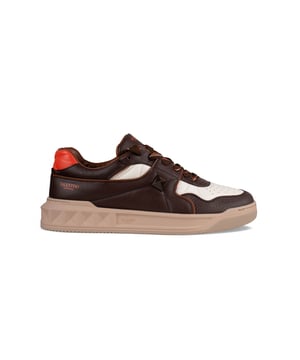 Sneakers Valentino Garavani One Stud de piel marrón y blanca.Maxi tachuela marrón en el lateral visto.Logotipo Valentino Garavani naranja en el talón y la lengüeta.Talonera de piel naranja.Cordones marrones y naranjas.Plantilla de piel.Suela de caucho beige con tachuelas en relieve.100% piel de becerro.Made in Italy.