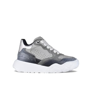 Sneakers Court Trainers Alexander McQueen grises.Inserciones de piel, goma y ante.Detalles efecto piel de serpiente.Puntera con logotipo plateado.Logotipo en la lengüeta.Cordones planos blancos.Puntera redonda.Suela gruesa de goma blanca.Made in Italy.