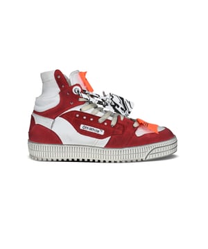 Sneakers Off Court en piel roja y blanca.Cruz en piel negra bordada en el interior.Suela de goma blanca con efecto desgastado.Clip antirrobo en blanco y negro.Etiquetas naranjas en el frente.Tobillo estilo calcetín.Cordones blancos.Made in Italy.