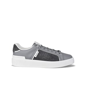 Sneakers Balmain B-court de piel lisa gris.Panel de ante gris oscuro con logotipo monograma perforado en los laterales.Contrafuerte de ante gris oscuro con logotipo en relieve.Lengüeta gris con parche del logotipo en piel blanca.Detalles plateados en contraste.Cierre de cordones gris.Etiqueta blanca con el logotipo en el lateral visible.Suela de goma blanca con logotipo a tono en el talón.Made in Italy.