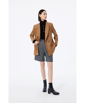 Un blazer de lana peinada, una prenda versátil para la chica trabajadora. Su corte tridimensional con mangas curvas le da un toque minimalista. Crea un estilo versátil para ir al trabajo.