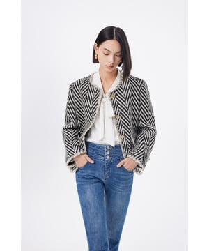 Una chaqueta estilo Chanel ligeramente holgada para un look chic. Es esponjosa, voluminosa y suave, con líneas minimalistas que inspiran confianza y glamour. Una prenda ideal para la mujer en la ciudad ajetreada.