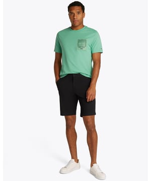 Inspired by the year that Tommy Hilfiger first designed his namesake label, our 1985 collection reimagines archival icons.Refresh your sunny day looks with these timeless chino shorts, which are cut in a relaxed shape for a laid-back vibe.Highlights• Stretch cotton• 1985 Collection• Two waist angled slip pockets• Two back buttoned welt pockets• Tommy Hilfiger branding• Tommy Hilfiger flag embroidery on backShape & fit• Relaxed fitComposition & care• 97% cotton, 3% elastane