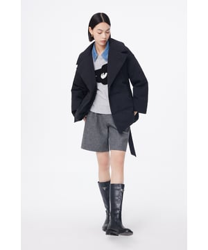 Daunenjacke im Anzugstil aus Gänsedaunen, wolkenweich und weich und druckfrei. Hohlgarn ist ultraleicht und warm, leicht und fühlt sich druckfrei auf der Haut an. Exquisiter, handgefertigter Gürtel, der die Kurven des Körpers betont und gleichzeitig sehr warm ist. Der Gürtel lässt sich lockern, um Platz zu schaffen und erleichtert das Ausgehen auf der Straße.