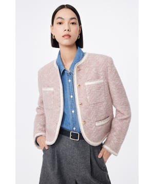 Kleine Vintage-Windjacke von Chanel. Verinnerlichte romantische Eleganz, die sanften Rosatöne und die warme Kamelfarbe, wohltuend für das ruhige Temperament der Frau. Ein tragbares Kleidungsstück für den Arbeitsplatz und das Pendlerleben.