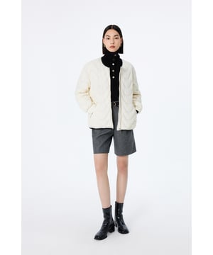 Ultraleichte, taillierte Daunenjacke im Chanel-Stil mit figurbetontem Oberteil. Der Gürtel sorgt für eine hohe Taille und verlängert optisch die Beinlinie. Die flauschige Gänsedaunenfüllung verleiht dem Look einen weichen und lockeren Look.