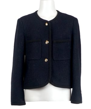 Esta prenda está confeccionada en fieltro de punto con un 40 % de lana, lo que proporciona calidez durante el invierno. El patrón texturizado de bouclé es elegante y juvenil, aportando un toque sofisticado. El material, estructurado y esculpido, realza la figura, mientras que su largo, de proporciones doradas, alarga la figura y crea una apariencia más alta. El diseño sin cuello, combinado con el moderno escote redondo, ofrece líneas limpias y elegantes. La técnica de punto del cuello y la tapeta, junto con el ribete de cuerda trenzada, aporta profundidad y calidad a la prenda. El dobladillo curvo de cintura alta está meticulosamente diseñado, lo que le da al abrigo inspirado en Chanel un aire juvenil y divertido. Fabricado principalmente con lana australiana y con técnicas avanzadas de hilado fino, este tejido de lana es ideal para crear abrigos de mujer y otras prendas formales de alta gama. La tela de lana es suave al tacto, elegante, estructurada y muy elástica, con excelentes propiedades de retención de calor.