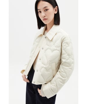 Diese leichte Daunenjacke mit druckfreiem Tragegefühl besteht aus importierten, reinen Gänsedaunen aus der Donau und bietet ein federleichtes, uneingeschränktes Tragegefühl. Mit Hermes-Prints individuell gestaltet, vereint sie Luxus mit Funktionalität. Das ultraleichte, kammerfreie Gewebe verhindert das Austreten von Daunen und ist gleichzeitig außergewöhnlich bequem und angenehm zu tragen.