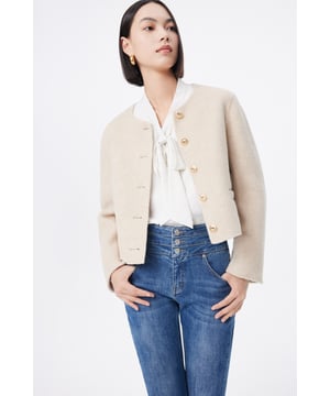 Chaqueta de tweed estilo Chanel, corta y cuadrada, suelta pero no holgada, que se adapta a todo tipo de cuerpos. Realza invisiblemente las proporciones. Corte elegante y generoso, cómodo. Forro de hombros con diseño de hombreras arqueadas finas que modifican el contorno y crean un aspecto elegante. Aporta una sensación de poder al estilo general, plasmando el encanto de la elegancia y la calma.