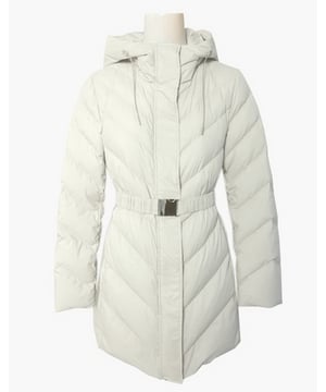 Esta chaqueta de plumón con capucha, ajustada y ceñida a la cintura, está rellena de plumón de ganso puro, ofreciendo ligereza y calidez. Con accesorios metálicos con cierre de cordón estilo Moncler, añade un toque de lujo con detalles de alta gama. El acolchado diagonal la diferencia de las chaquetas de plumón convencionales, proporcionando un efecto visual estilizador que también realza la silueta. Con un diseño clásico y práctico de largo medio, ofrece gran versatilidad y no abruma la altura. La cinturilla elástica ajustable se adapta a diferentes tipos de cuerpo. El tejido antifugas de plumón garantiza un tacto cómodo, con excelente transpirabilidad, calidez y ligereza. El tejido es resistente al agua, fácil de cuidar y proporciona calidez y confort. Suave y sedoso, el tejido crea una sensación relajada y cómoda sin presión.