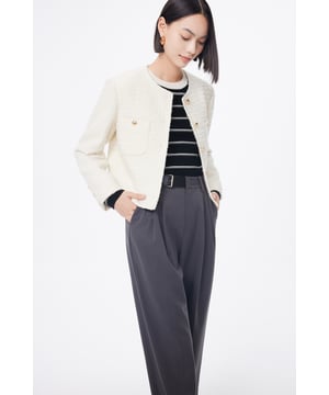 Vintage-Jacke mit kleinem Duft, die romantische Eleganz verkörpert. Der warme und elegante Weißton spiegelt das ruhige Temperament selbstbewusster Frauen wider. Ein tragbarer Begleiter für den Arbeitsplatz und das Pendlerleben.