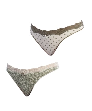 Pack van 2 Coquettes Katoenen Strings - Janira

Deze 2-pack Coquettes Strings van Janira is ontworpen om een perfecte combinatie van stijl, comfort en frisheid voor je dagelijkse leven te bieden.

Gemaakt van zacht katoen, zijn deze strings ademend en lichtgewicht, wat een comfortabele en aangename ervaring op elk moment garandeert.

Elke string in de pack heeft verschillende prints, perfect om variatie toe te voegen aan je lingeriecassette. De contrasterende kantafwerking bij de taille voegt een vrouwelijke en delicate touch toe, terwijl de decoratieve strik in het midden een speelse en charmante uitstraling geeft.

Met de kwaliteit die Janira onderscheidt, is deze pack ideaal voor wie ondergoed zoekt dat elegantie en comfort combineert.
Samenstelling: 96% Katoen, 4% Elastaan
Verzorging:
Handwas of delicate was.
Gebruik een mild wasmiddel.
Geen bleekmiddel gebruiken.
Lucht drogen.
Niet strijken.