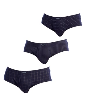 Der 3er-Pack Essential-Slips für Herren ist eine ideale Option für alle, die Komfort und Funktionalität in ihrer Alltagsunterwäsche suchen. Dieser Slip bietet eine perfekte Kombination aus Qualität und schlichtem Design und sorgt so für ein angenehmes und praktisches Tragegefühl.

 Jeder Slip im Essential 3er-Slip-Pack besteht aus weichen, atmungsaktiven Materialien wie reiner Baumwolle oder Baumwollmischungen mit Elasthan, die für ein angenehmes Tragegefühl auf der Haut sorgen und eine gute Belüftung ermöglichen. Die eng anliegende Passform dieser Basic-Slips sorgt für ausreichenden Halt und ganztägigen Komfort.

 Der elastische Bund des Essential-Slips sorgt für einen festen und bequemen Sitz, ohne Reizungen zu verursachen. Flache Nähte verhindern Scheuern und sorgen für Strapazierfähigkeit, sodass dieses 3er-Slip-Set perfekt für den täglichen Gebrauch und körperliche Aktivitäten geeignet ist.

 Der Essential 3er-Pack Slips ist in neutralen und klassischen Farben erhältlich und kombiniert Funktionalität mit schlichtem Stil. Jeder Slip im Set ist so konzipiert, dass er diskret unter der Kleidung getragen werden kann und eine Passform bietet, die sich jedem Lebensstil anpasst.

 Der Essential 3er-Pack Slips ist die perfekte Wahl für Männer, die bei ihrer Unterwäsche eine Kombination aus Komfort, Halt und Schlichtheit suchen. Dieses Set bietet ein hervorragendes Preis-Leistungs-Verhältnis und sorgt für Langlebigkeit und Komfort bei jedem Gebrauch.
 Komposition: 100% Baumwolle
 Pflege:
- Bei maximaler Temperatur waschen. 40º.
 - Verwenden Sie kein Bleichmittel.
 - Benutzen Sie keinen Trockner.
 - Kein Bügeln.
 - Reinige chemisch nicht.