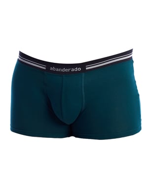 El Boxer Brief de Algodón Stretch con Banda Extra Suave para Hombre, también conocido como 'Boxer Brief de Algodón Stretch Ultra Suave' o 'Ropa Interior de Algodón con Banda de Cintura de Extra Comodidad', es una opción destacada para aquellos que valoran tanto la comodidad como la suavidad en su ropa interior diaria.

Estos boxers están hechos de una mezcla de algodón y spandex, lo que proporciona una sensación suave y flexible sobre la piel. La elasticidad del material permite un ajuste ceñido que se adapta cómodamente a la forma del cuerpo, ofreciendo un soporte adecuado sin restricciones.

La banda extra suave de los calzoncillos garantiza un ajuste cómodo y sin marcas, ideal para usar durante todo el día. Esta característica no solo mejora la comodidad, sino que también añade un toque extra de suavidad, evitando cualquier sensación de incomodidad.

Las costuras planas de los boxers de algodón stretch minimizan la fricción y previenen la irritación de la piel, proporcionando una experiencia de uso sin molestias. Este diseño funcional y práctico los hace perfectos para el uso diario y para cualquier actividad que requiera movimiento libre y cómodo.

Disponibles en una variedad de colores clásicos y modernos, el Boxer Brief de Algodón Stretch con Banda Extra Suave combina estilo con funcionalidad. Es una elección ideal para hombres que buscan ropa interior que ofrezca tanto comodidad como un ajuste perfecto.

El boxer stretch con banda extra suave es la elección perfecta para aquellos hombres que priorizan la suavidad, comodidad y flexibilidad en su ropa interior. Este boxer garantiza una sensación agradable y un ajuste óptimo, asegurando una experiencia de uso satisfactoria en todo momento.
Composición: 96% Algodón, 4% Elastano.
Cuidado:
- Lavar a una temperatura máxima de 40º.
- No usar blanqueador.
- No usar secadora.
- No planchar.
- No limpiar en seco.