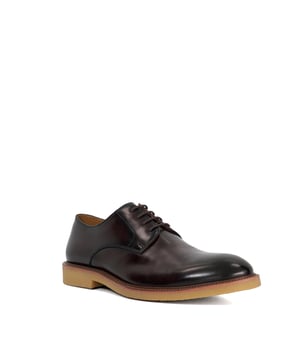 It's all in the detail with our hybrid suede Banford profile. Resting on a comfortable lightweight sole, this lace-up Gibson features exposed stitching along a contrasting trim, and a herringbone collar. The ultimate smart/casual choice.