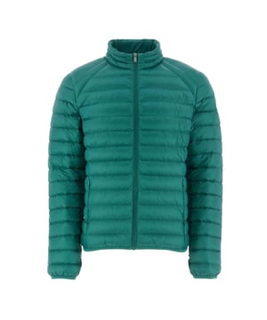 Heren JOTT Mat Lightweight Puffer Jacket in donkergroen.De dunne en lichte heren donsjas MAT beschermt je tegen wind en kou dankzij de vulling van veren en dons. Deze jas met lange mouwen heeft 2 onzichtbare zakken met rits en een ritssluiting aan de voorkant. Thermische isolatie: licht- Waterafstotend- Verantwoordelijk dons- Hoofdmateriaal: 100% Polyamide.  Voering: 100% polyamide.  Vulling: 90% dons 10% veren - Ref: PF23MDOW02-249