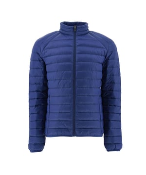 Heren JOTT Mat Lightweight Down Jacket in donker denim.Elk seizoen herontdekken we graag de MAT gewatteerde jas in trendy nieuwe kleuren. Deze grote klassieker heeft een urban look met een kleine rechte kraag en een aansluitende pasvorm, zodat hij perfect te dragen is bij jassen en capuchons.- Waterafstotende satijn-gewatteerde stof- RDS-gecertificeerde dons- en verenvulling- Aansluitende snit- Kleine gewatteerde opstaande kraag.- Volledige ritssluiting.- 2 onzichtbare zijzakken.- Binnennaden in contrasterende kleur.- Origineel vilten logo op linkermouw.- Verpakbaar- Hoofdstof: 100% polyamide.  Voering: 100% polyamide.  Vulling: 90% dons 10% veren.- Ref: P000MDOW02-195