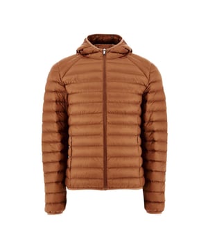 Heren JOTT Nico Lightweight Puffer Jacket in caramel.(Her)ontdek het iconische NICO donsjack met capuchon, een van de bestsellers van het merk, dit seizoen in een nieuwe reeks ultra-trendy kleuren. Het moeilijkste zal zijn om er maar één uit te kiezen! - Waterafstotend satijnachtig gewatteerd materiaal- RDS-gecertificeerde dons- en verenvulling- Aansluitend model- Capuchon- 2 onzichtbare zijzakken- Contrasterende binnennaden- Origineel vilten logo op de linkermouw- Inpakbaar- Hoofdmateriaal: 100% polyamide.  Voering: 100% polyamide.  Vulling: 90% dons 10% veren - Ref: PF23MDOW01-811