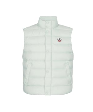 High neck.Press-stud tab.2 side pockets and 1 zipped interior pocket.Interior lining.Interior seams in contrasting colours.Felt logo on the left breast.Brand print in the inner pocket.Ethically padded with RDS-certified down.Water-repellent quilted fabric.Quilted recycled polyamide with a slightly matte effect.