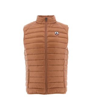 Stand-up collar.Full zip fastening.2 invisible side pockets.Felt tag on left chest.Water-repellent quilted material.Contrasting colour internal seams.Packable.Tailored fit.