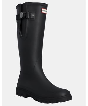 Introducing the newest addition to the Hunter family, our fully waterproof Women's Downpour Field Adjustable Tall Boot. With a sleek upper design and a lightweight moulded outsole, the unique tread has taken influence from natural shapes found in landscapes. Handcrafted and finished with a heritage topbind, this women's black field boot features a webbing buckle and grain texture. 



Certified vegan
Waterproof
Handcrafted with a sleek upper design
100% Recycled polyester lining
Moulded footbed for enhanced comfort and support
Lightweight rubber outsole with Hunter Downpour tread pattern
Outsole traction for added grip on surfaces
Adjustable side gusset and webbing buckle to adjust fit
Crafted from natural vulcanised rubber with a matte textured grain finish
Engineered to have a more modern and voluminous calf fit
Heritage topbind



Upper material: 100% Rubber with textureOutsole material: 100% Moulded lightweight rubberInsole: 100% Post-consumer recycled polyester and latex sponge foamWebbing: 100% Polyester with plastic edgeBuckle: 100% MetalLining: 100% Post-consumer recycled polyester
HFRW0003251