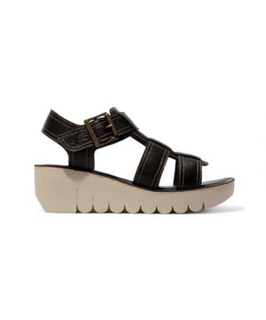 De YUDD236FLY sandalen maken deel uit van de Yolo Line en combineren een eigentijdse stijl met comfort de hele dag door. Met een glad leren bovenwerk, een zachte binnenzool en een veilige klittenbandsluiting bieden deze wedges een perfecte balans tussen mode en functionaliteit. Belangrijkste kenmerken: Premium leren bovenwerk – Strak en duurzaam ontwerp. Zachte microvezelvoering – Zorgt voor ademend vermogen en comfort. Leren binnenzool – Biedt extra demping en ondersteuning. Verstelbare gesp met klittenbandsluiting – Gemakkelijk te dragen en aan te passen voor een perfecte pasvorm. TR rubberen wigzool – Verbetert grip en stabiliteit. 6 cm wighak – Voegt hoogte toe en behoudt comfort. Een stijlvolle keuze voor moeiteloze elegantie en dagelijks gebruik!