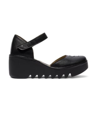 Die BISO305FLY Sandalen von Fly London vereinen zeitlose Eleganz und ganztägigen Tragekomfort. Diese Sandalen wurden für einen mühelosen Stil entworfen und verfügen über ein Obermaterial aus hochwertigem Leder, ein bequemes, ledergefüttertes Fußbett und eine strapazierfähige Keilsohle. Egal, ob Sie durch die Stadt spazieren oder an einem sonnigen Tag entspannen, diese Sandalen werten Ihren Look mit ihrem anspruchsvollen Design und zuverlässigem Tragekomfort auf. Wichtige Eigenschaften: Obermaterial aus Premium-Leder: Hochwertiges, strapazierfähiges Obermaterial aus Leder für einen raffinierten und eleganten Look. Lederfutter: Weiches Lederfutter sorgt für ein glattes, abriebfreies Tragegefühl. Lederfußbett: Nicht herausnehmbares, mit Leder gefüttertes Fußbett für hervorragende Dämpfung und Unterstützung. Einfacher Verschluss: Der benutzerfreundliche Klettverschluss gewährleistet eine sichere, individuelle Passform für zusätzliche Stabilität. Keilsohle: Stilvoller 6,5 cm hoher Keilabsatz für mehr Höhe und einen modischen Touch. TR-Gummilaufsohle: Strapazierfähige Gummisohle für außergewöhnlichen Halt und Bodenhaftung. Absatzhöhe: Der 6,5 cm hohe Keilabsatz sorgt für den perfekten Halt und gleichzeitig für Komfort.