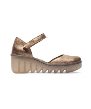 Die BISO305FLY Sandalen von Fly London vereinen zeitlose Eleganz und ganztägigen Tragekomfort. Diese Sandalen wurden für einen mühelosen Stil entworfen und verfügen über ein Obermaterial aus hochwertigem Leder, ein bequemes, ledergefüttertes Fußbett und eine strapazierfähige Keilsohle. Egal, ob Sie durch die Stadt spazieren oder an einem sonnigen Tag entspannen, diese Sandalen werten Ihren Look mit ihrem anspruchsvollen Design und zuverlässigem Tragekomfort auf. Wichtige Eigenschaften: Obermaterial aus Premium-Leder: Hochwertiges, strapazierfähiges Obermaterial aus Leder für einen raffinierten und eleganten Look. Lederfutter: Weiches Lederfutter sorgt für ein glattes, abriebfreies Tragegefühl. Lederfußbett: Nicht herausnehmbares, mit Leder gefüttertes Fußbett für hervorragende Dämpfung und Unterstützung. Einfacher Verschluss: Der benutzerfreundliche Klettverschluss gewährleistet eine sichere, individuelle Passform für zusätzliche Stabilität. Keilsohle: Stilvoller 6,5 cm hoher Keilabsatz für mehr Höhe und einen modischen Touch. TR-Gummilaufsohle: Strapazierfähige Gummisohle für außergewöhnlichen Halt und Bodenhaftung. Absatzhöhe: Der 6,5 cm hohe Keilabsatz sorgt für den perfekten Halt und gleichzeitig für Komfort.