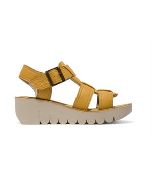 Die YUDD236FLY Sandalen der Yolo-Linie vereinen modernen Stil mit ganztägigem Tragekomfort. Mit ihrem Obermaterial aus glattem Leder, der gepolsterten Innensohle und dem sicheren Klettverschluss bieten diese Wedges die perfekte Balance aus Mode und Funktionalität. Hauptmerkmale: Obermaterial aus hochwertigem Leder – Elegantes und langlebiges Design. Weiches Mikrofaserfutter – Sorgt für Atmungsaktivität und Komfort. Lederinnensohle – Bietet zusätzliche Dämpfung und Halt. Verstellbarer Klettverschluss mit Schnalle – Einfach zu tragen und für eine perfekte Passform anzupassen. TR-Gummi-Keilsohle – Verbessert Griffigkeit und Stabilität. 6 cm hoher Keilabsatz – Verleiht dem Schuh mehr Höhe und bietet gleichzeitig Komfort. Eine stilvolle Wahl für mühelose Eleganz und den Alltag!