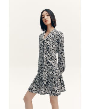 Modisches Retro-Kleid mit Print, mit einer sanften und romantischen Atmosphäre. Die weichen Bandlinien spiegeln die Spitzenmanschetten wider. Schaffen Sie mühelos eine feminine und sanfte Haltung, Temperament und Eleganz.