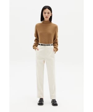 Un pantalón clásico versátil que nunca falla y que se adapta fácilmente. Estos pantalones Tr Slim Fit con una sutil textura similar a la lana brindan calidez y comodidad incluso en invierno. Su corte ligeramente entallado estiliza la pierna sin incomodar, ofreciendo un look elegante y fresco con un favorecedor largo hasta el tobillo que realza la silueta.