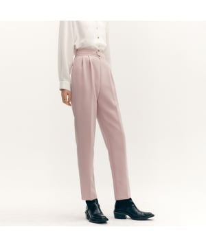 La continuación de la forma clásica de los pantalones Lily: líneas definidas, perneras con corte perfecto, diseño de banda elástica en la cintura trasera, ajuste libre. Cintura y abdomen ajustados, con un diseño discreto, cómodos y fáciles de llevar. Nueva decoración vintage de metal, pantalones con forma drapeada, cómodos de llevar.