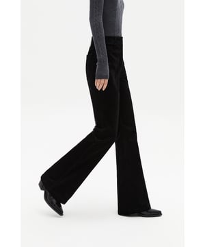 Estos pantalones acampanados de raya diplomática aportan un toque de estilo vintage urbano. Elegantes y sencillos para el streetwear, combinan un look elegante y moderno con un estilo audaz. Con un corte entallado y ajustado, favorecen a todo tipo de cuerpos, creando la ilusión de piernas largas y estilizadas, mostrando un estilo moderno y sofisticado.