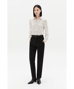 Estos modernos pantalones cónicos de cintura alta presentan una silueta clásica que realza la figura. El cinturón de satén desmontable está adornado con una refinada hebilla metálica de doble D para un ajuste perfecto. Los bolsillos laterales se integran a la perfección en el diseño, ofreciendo practicidad sin abultar las caderas.