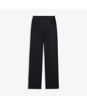 Pantalón de traje negro de pierna ancha. La abertura de la pierna realza visualmente la longitud de la pierna. La fina sarga realza la textura y garantiza que los pantalones sean rectos y amplios, creando una sensación de estilo. El tejido es transpirable, cómodo y fácil de cuidar, ofreciendo una sensación de calidad y una escapada rápida.