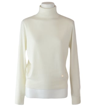 Esta prenda de punto de lana lavable ultrafina 2/60 está confeccionada con fibras excepcionalmente delicadas. Con su corte holgado, se puede usar sola sin sentirse incómoda, ofreciendo una sensación ligera y suave. Su meticulosa confección garantiza una superficie de punto limpia y ordenada, convirtiéndola en una prenda de lana muy versátil.