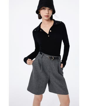 Entdecken Sie klassische Mode mit 100 % maschinenwaschbarer Wollstrickmode. Der taillierte Pullover kann drinnen oder draußen getragen werden, einteilig für verschiedene Kombinationen. Wählen Sie zwischen dezentem Schwarz und gedecktem Kaffeebraun.