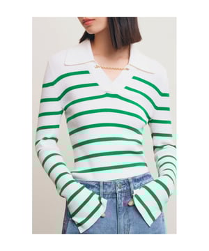 Die Kombination aus Vintage-Revers und V-Ausschnitt verleiht dem Kleidungsstück glatte und schöne Linien. Genau das richtige Maß an Haut, um Eleganz und Sexappeal zu zeigen. Die zarte Strickstruktur und die Metallkette bieten neue Ideen für den Lagenlook. Die Kombination aus zarter Strickstruktur und Metallkette bietet neue Ideen für den Lagenlook und passt zu verschiedenen Modestilen.
